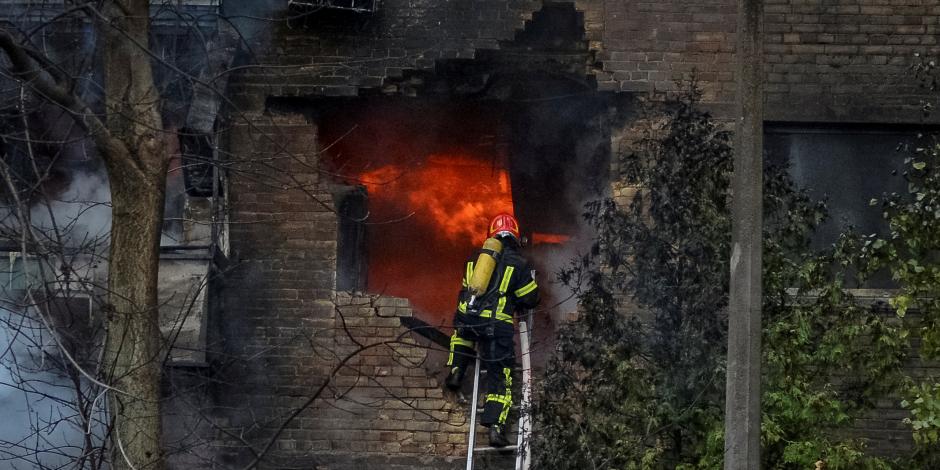Los bomberos trabajan para apagar un incendio en un edificio residencial afectado por un ataque con misiles rusos, en medio del ataque de Rusia a Ucrania, en Kyiv, Ucrania, el 15 de noviembre de 2022.