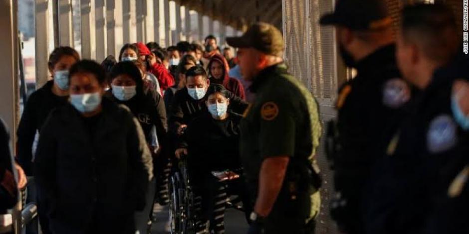 El Título 42 era una orden que promovió y aprobó el expresidente Donald Trump para evitar que los migrantes que estuvieran en la frontera común con México atravesaran y llegaran a su territorio, puesto que podían ser expulsados de manera inmediata con cortes o juicios, a pretexto de la pandemia provocada por Covid-19.