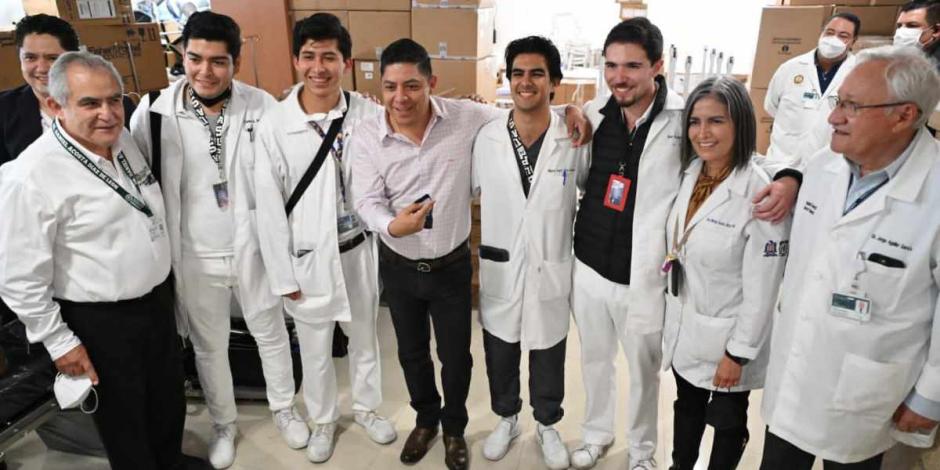 Ricardo Gallardo entrega primera remesa de equipo y mobiliario nuevo al Hospital Central.