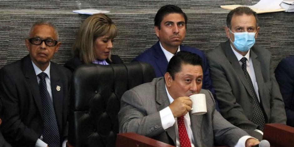 El fiscal Uriel Carmona se toma un respiro durante su comparecencia ante el pleno del Congreso de Morelos, ayer.