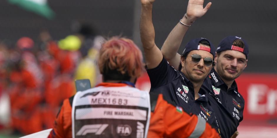 Checo Pérez y Max Verstappen saludan a los aficionados previo al Gran Premio de México de F1, el pasado 30 de octubre.