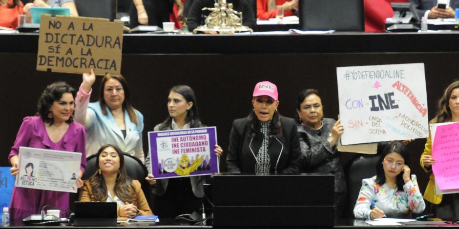 Diputadas de MC se manifiestan en contra de la Reforma Electoral.