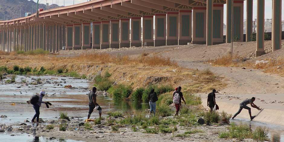 Un grupo de migrantes cruza corriendo el Río Bravo para ingresar a Estados Unidos