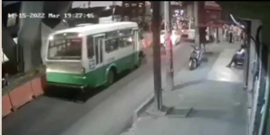 Pasajeros de microbús golpean a sujeto que los asaltó en Tláhuac; otro escapa