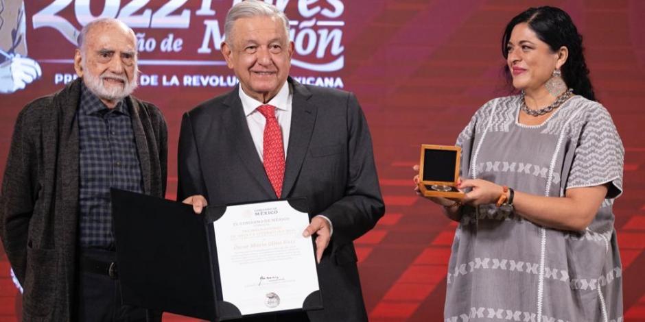 De izq. a der: el poeta  Óscar Oliva,  el Presidente Andrés Manuel López Obrador y la secretaria Alejandra Frausto.