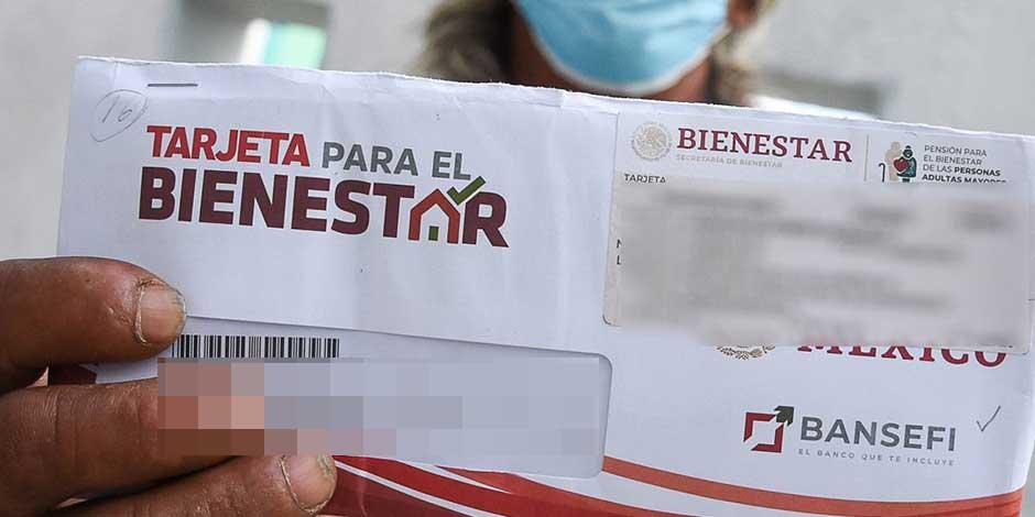 En imagen de archivo, una mujer de Campeche muestra su tarjeta del programa Bienestar de Pensión para Adultos Mayores en noviembre de 2021Foto: Archivo Cuartoscuro