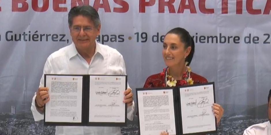 Le jefa de Gobierno de la CDMX, Claudia Sheinbaum (der.) y Carlos Morales Vázquez, presidente municipal de Tuxtla Gutiérrez, Chiapas (izq.).