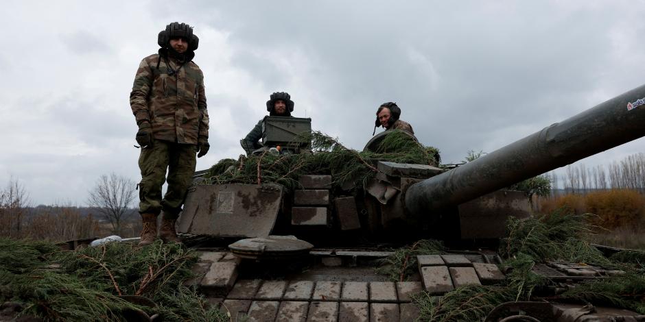 Soldados ucranianos disparan una ronda de un antiguo tanque ruso, en Bakhmut el pasado 6 de noviembre de 2022