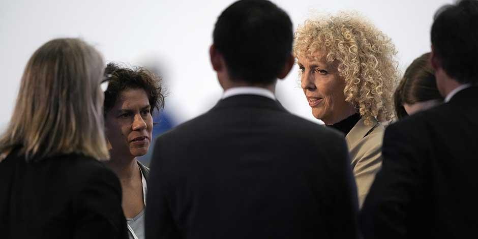 Maisa Rojas, Ministra del Medio Ambiente de Chile (de frente y a la izquierda) y la enviada de Alemania a la cumbre climática Jennifer Morgan (derecha) conversan con otros asistentes antes de una sesión plenaria en la reunión COP27 de la ONU, el domingo 20 de noviembre de 2022, en Sharm el-Sheij, Egipto