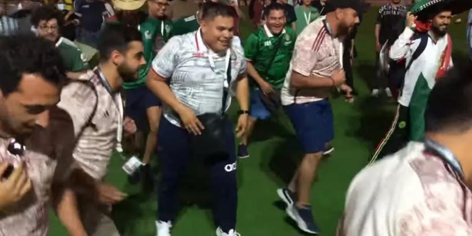 Mexicanos bailan el "Payaso de rodeo" en Qatar (VIDEO)