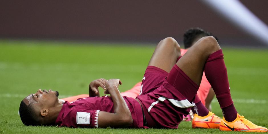 Un jugador de Qatar se lamenta durante el juego ante Ecuador en el Mundial Qatar 2022