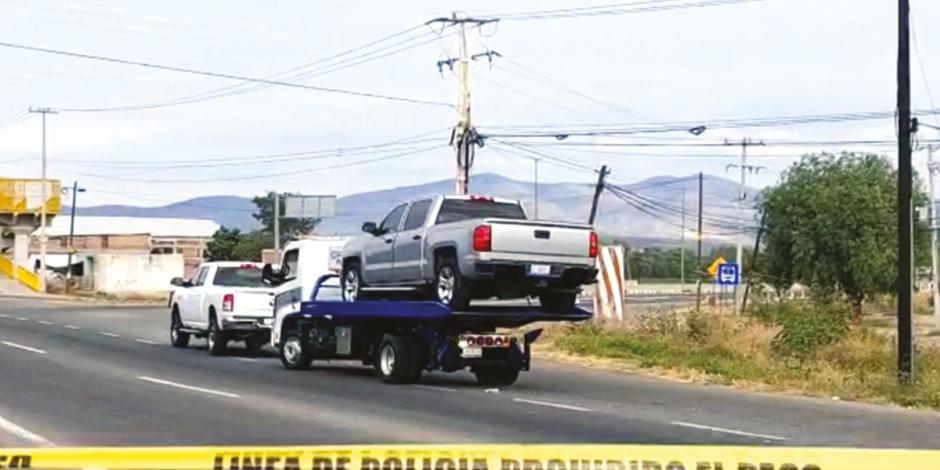 Autoridades trasladaron hacia la sede de la Fiscalía de Justicia de Guanajuato, los vehículos decomisados ayer.