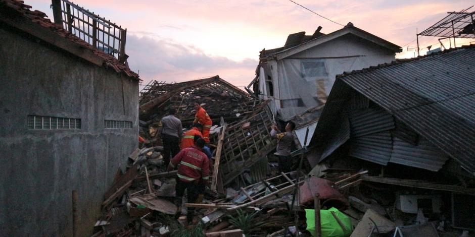 Daños en hogares después del sismo en Indonesia.