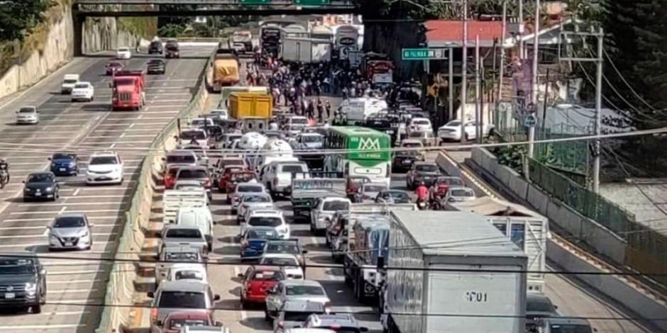 Miles de vehículos quedaron varados durante varias horas debido al bloqueo de profesores de la CNTE y de la CETEG, provenientes del estado de Guerrero, ayer.