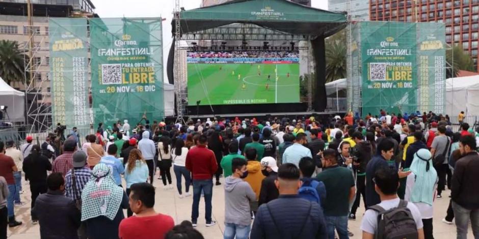 Aficionados de "el Tri" se reúnen a ver su debut en Qatar 2022 desde la Plaza de la República.