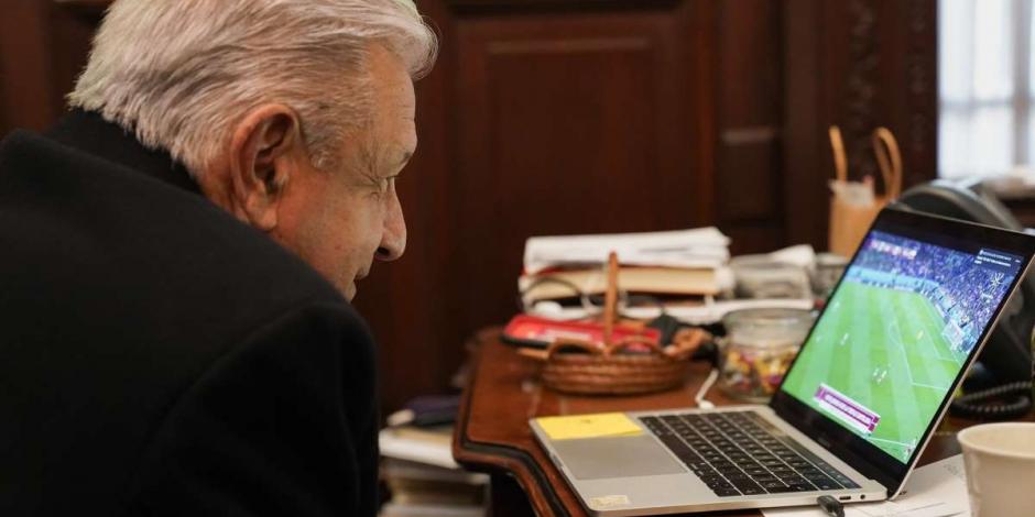 Presidente López Obrador sigue el juego de la Selección Mexicana desde su computadora personal.
