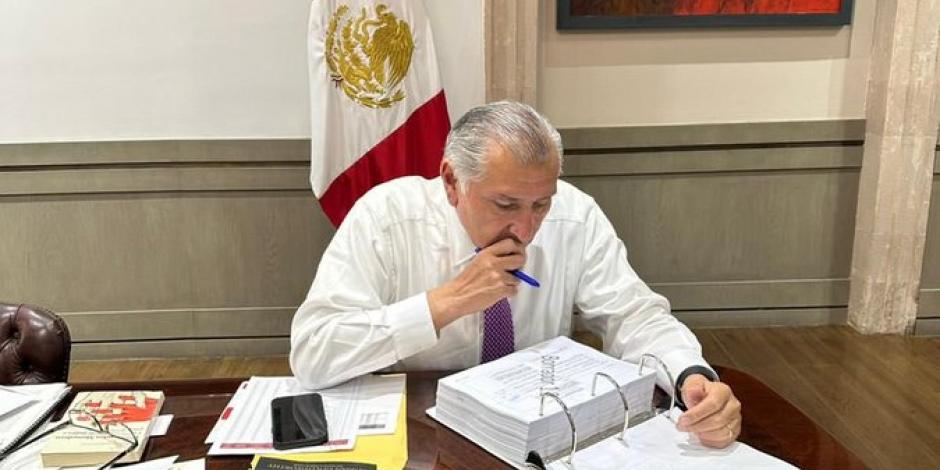 El secretario de Gobernación, Adán Augusto López, revisa borrador de la iniciativa de reforma a las leyes secundarias en materia electoral