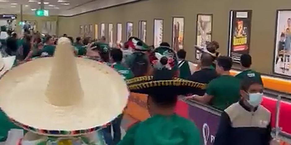 Grupos de mexicanos gritan la consigna mientras transitan por el metro de Qatar.