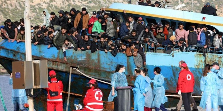 Rescatan a casi 500 migrantes a bordo de pesquero varado cerca de Grecia.