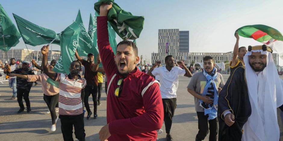 Hinchas de Arabia Saudita celebran el triunfo ante Argentina