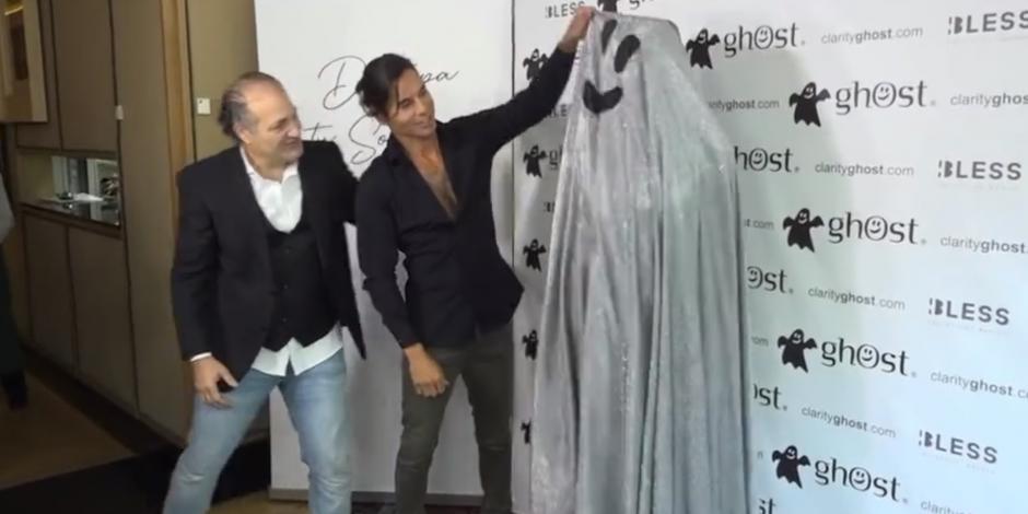 Julio Iglesias Jr presenta a su novia con una sábana y lo critican