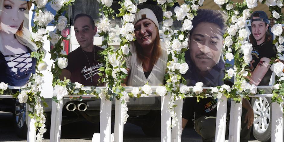 Pobladores usan las fotos de las víctimas para rendirles homenaje tras la tragedia.