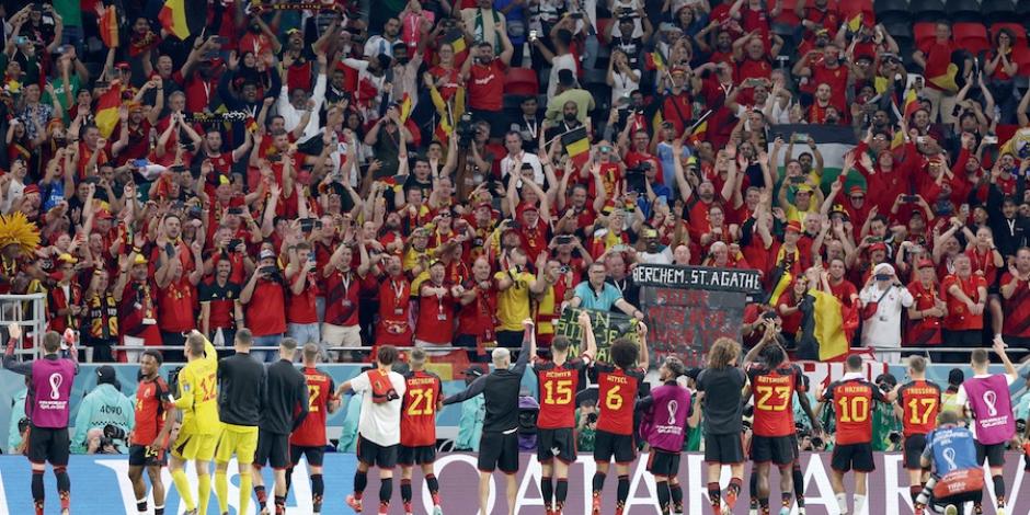 Seleccionados belgas festejan con sus aficionados su primera victoria en Qatar.