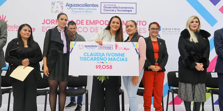 Tere Jiménez, Gobernadora de Aguascalientes (centro) entrega uno de los apoyos.