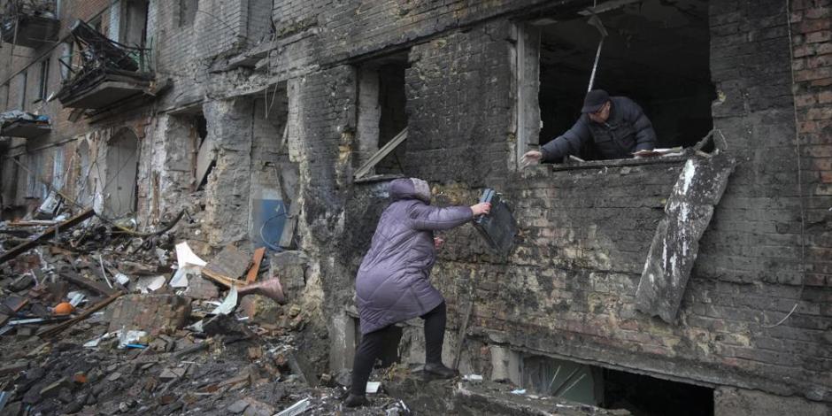 La gente recoge sus pertenencias en una casa dañada después del bombardeo ruso en la ciudad de Vyshgorod, Kiev, Ucrania.
