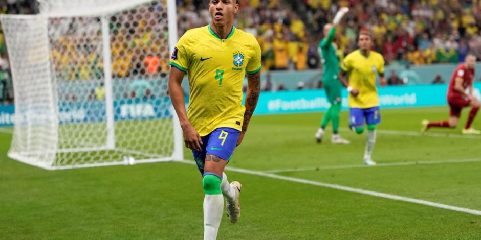 El goleador brasileño Richarlison festeja un gol con la Selección de Brasil