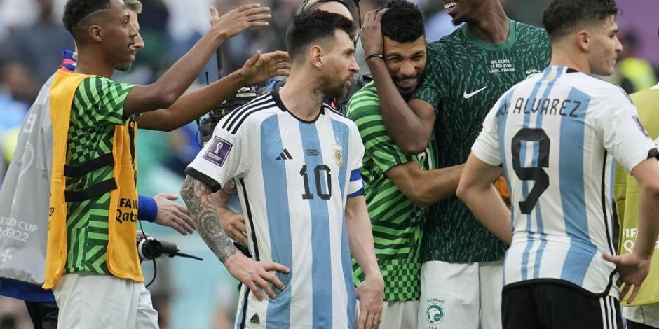 La Selección de Arabia Saudita celebra triunfo ante la Argentina de Messi en Qatar 2022
