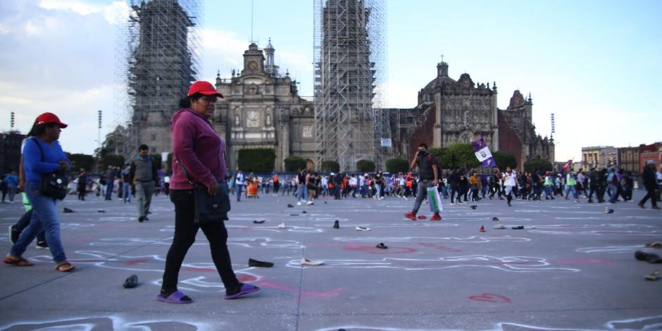 Un aspecto del Zócalo de la CDMX, este viernes por la marcha del #25N: En el suelo se pintaron siluetas y se colocaron zapatos en representación de las víctimas de feminicidio en el país