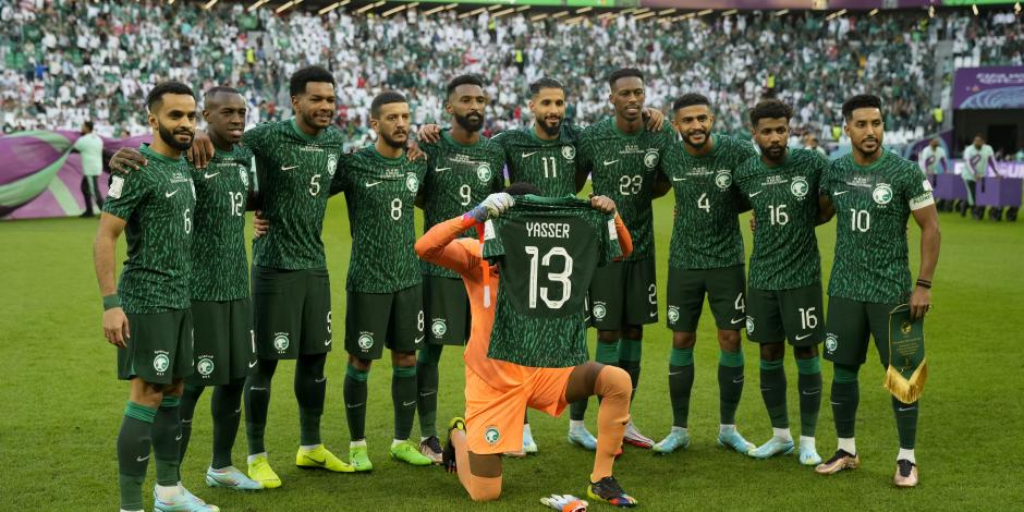 Jugadores de Arabia Saudita posan previo al partido ante Polonia en el Mundial Qatar 2022