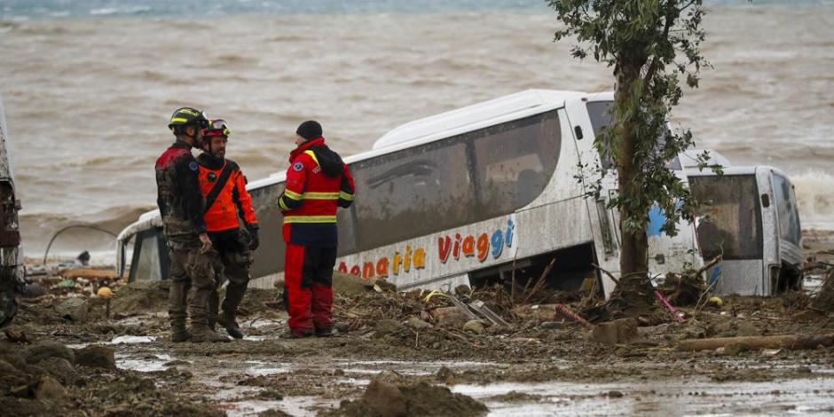 Un autobús fue arrastrado por uno de los aludes de barro provocados por las lluvias intensas.