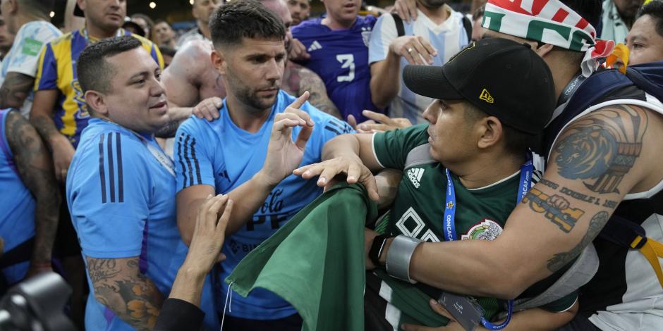 Seguidores de México y Argentina pelean en el Estadio Lusial, previo al partido de la Copa del Mundo Qatar 2022.