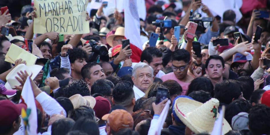 AMLO encabeza marcha rumbo al Zócalo; sigue las últimas noticias EN VIVO.