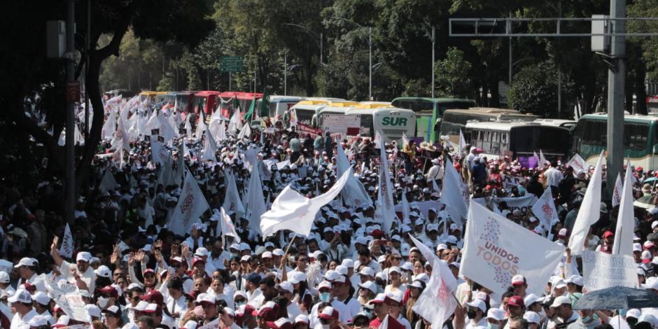 Asistentes a la marcha convocada por el Presidente López Obrador.