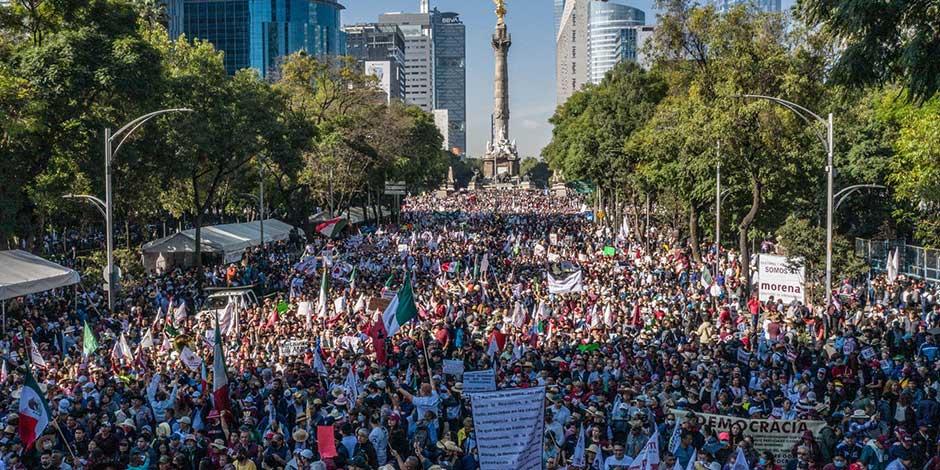 Andrés Manuel López Obrador encabezó una marcha este domingo, a cuatro años del inicio de su administración