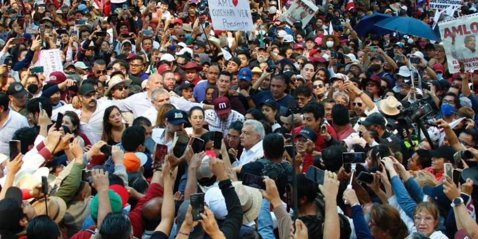 Los partidarios de Andrés Manuel López Obrador buscaron acercarse a él para poder saludarlo o tomarle una fotografía.