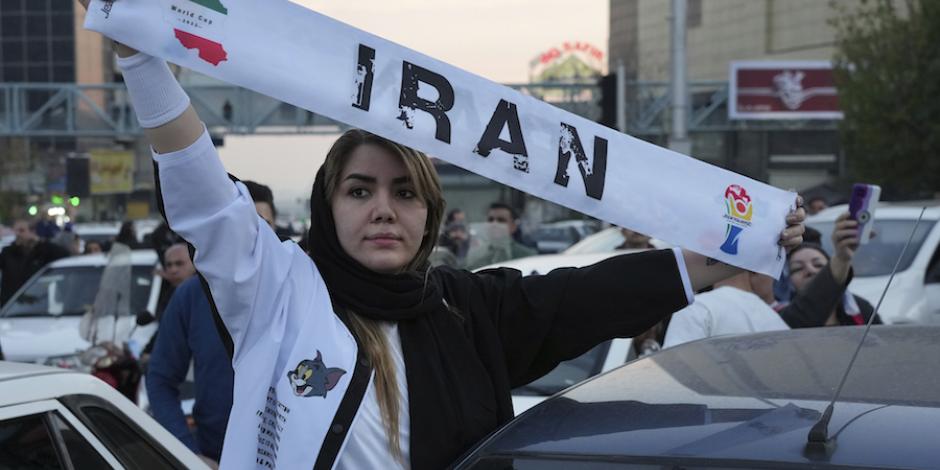 Ciudadanos iraníes aprovechan la sede del Mundial para protestar contra el gobierno de Raisi.