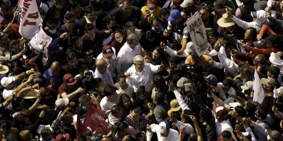 El Presidente, ayer, entre la multitud desbordada en Reforma; adelante de él, la Jefa de Gobierno, y detrás, el secretario de Gobernación.