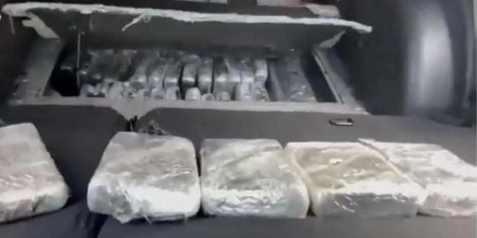 En la alcaldía Álvaro Obregón, elementos de la Policía capitalina decomisan 50 kilos de cocaína que estaban ocultos en un vehículo