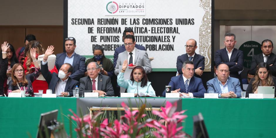 Diputados de las comisiones de Reforma Política-Electoral, de Puntos Constitucionales y de Gobernación y Población, durante la segunda reunión, ayer.
