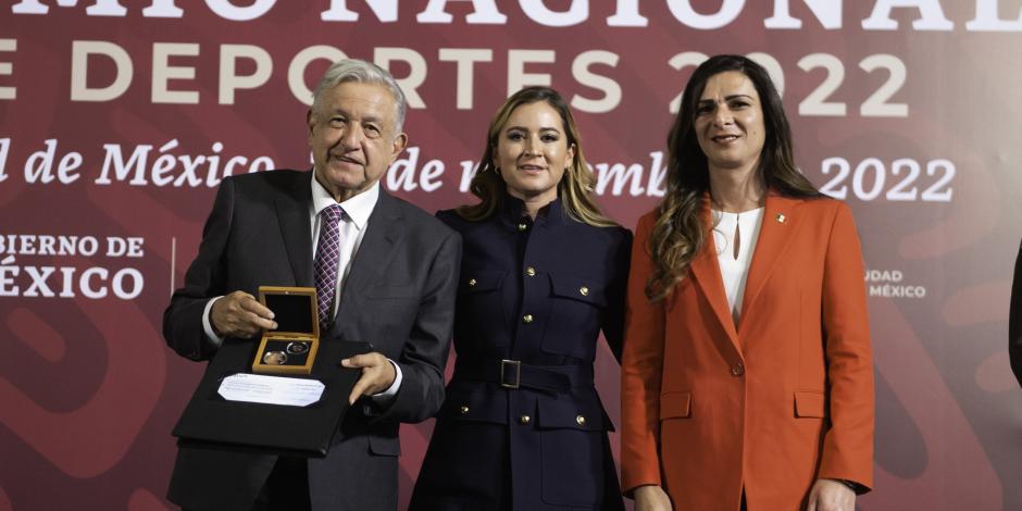 El Presidente López Obrador (izq.) en la entrega del Premio Nacional de Deportes con Ana Gabriela Guevara, directora de la Conade (der.).