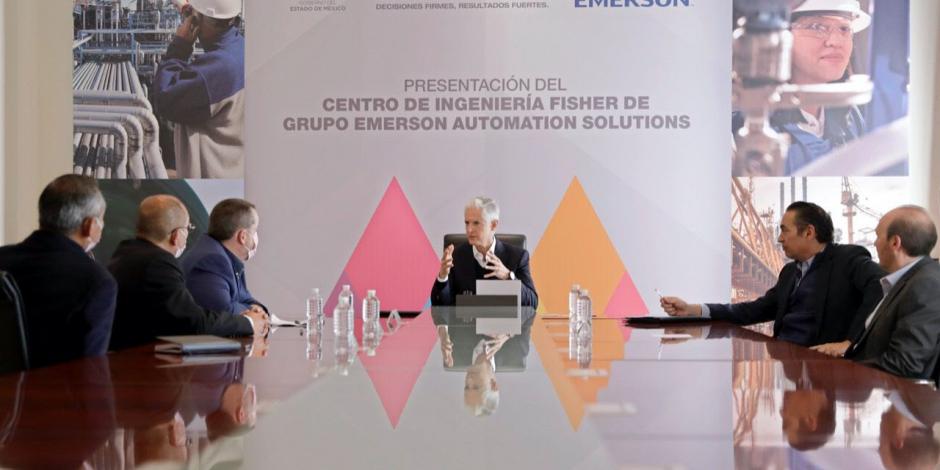 El gobernador (centro) durante el anuncio de inversión en Toluca, ayer.