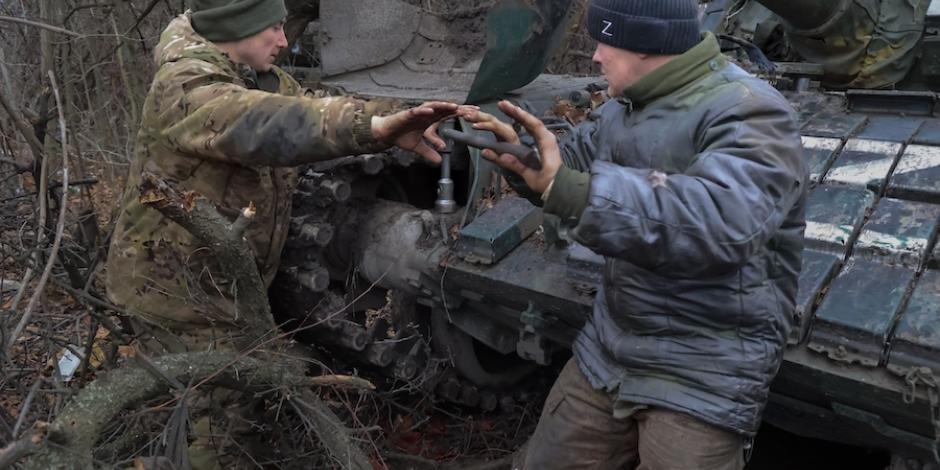 Soldados invasores alistan un tanque para reanudar los ataques contra los defensores en Donbás, ayer.