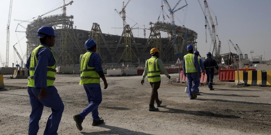 Un grupo de trabajadores avanza hacia el estadio Lusail en Qatar, el viernes 20 de diciembre de 2019