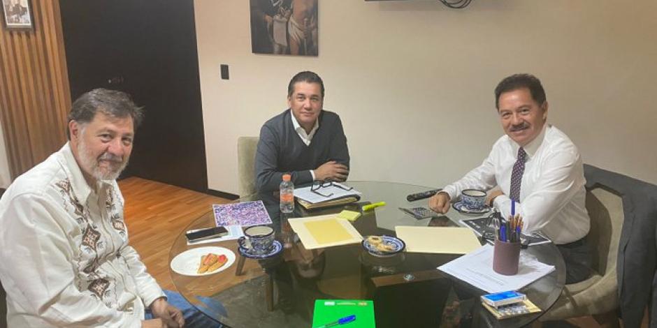 Los coordinadores de las bancadas del PT, PVEM y Morena, Gerardo Noroña, Carlos Alberto Puente y Ignacio Mier, respectivamente, discuten sobre Reforma Electoral