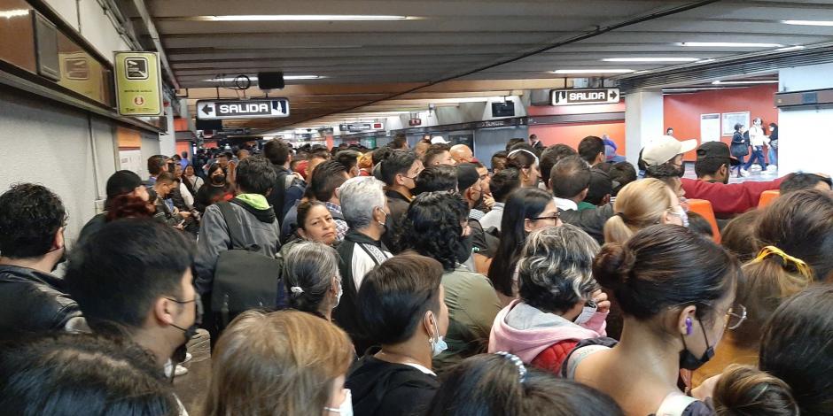Reportan aglomeraciones en Línea 9 del Metro de la CDMX.