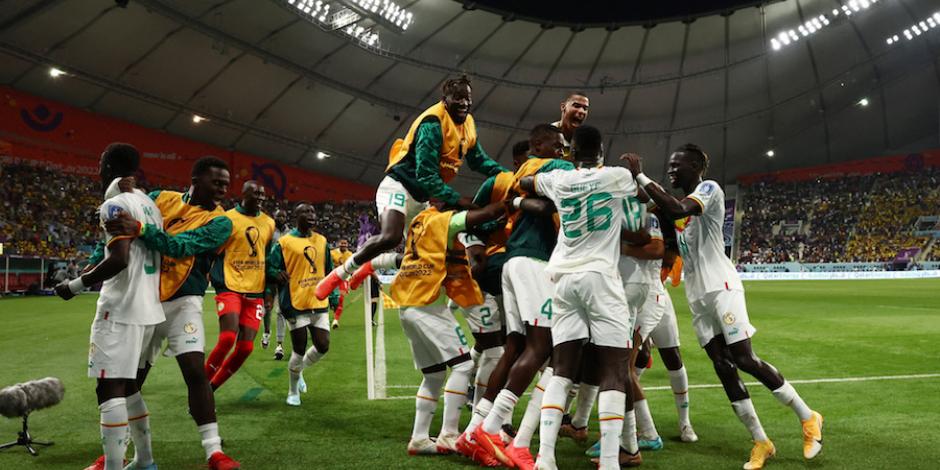 Senegaleses festejan uno de sus goles contra Ecuador.